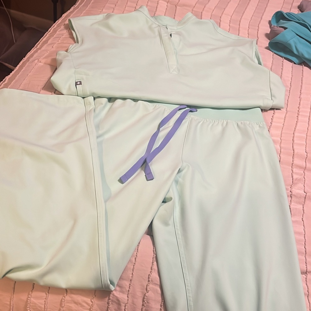 Figs mariner set small top large pants